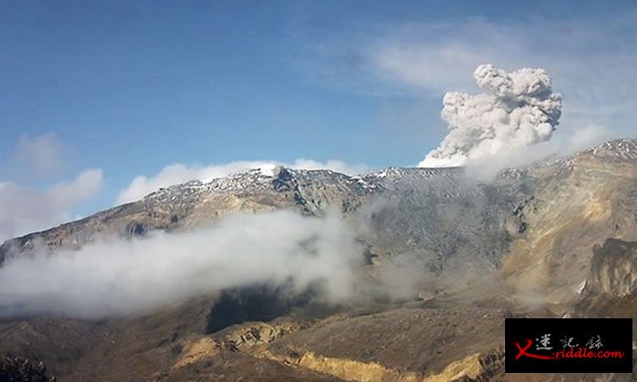哥伦比亚西部的内瓦多德鲁伊斯火山（Nevado del Ruiz)喷发