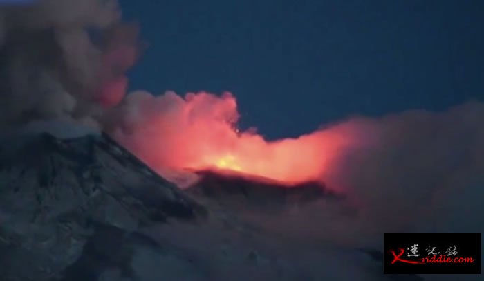 火红岩浆喷上高空，将西西里夜空染成一片红。