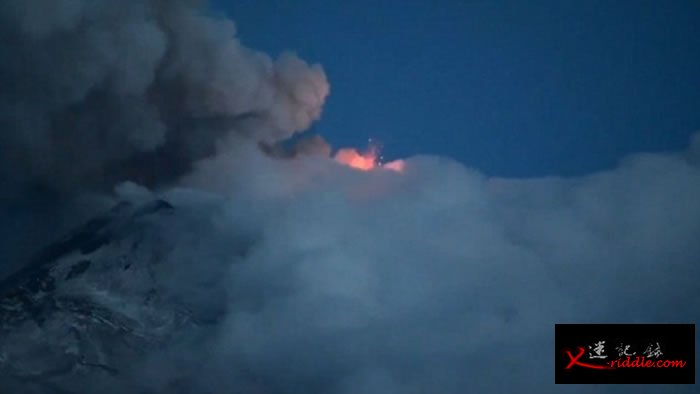 火山爆发一刻，大量火山灰喷发。