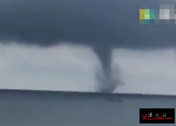 “水龙卷”形成时，海面溢起巨大水花。