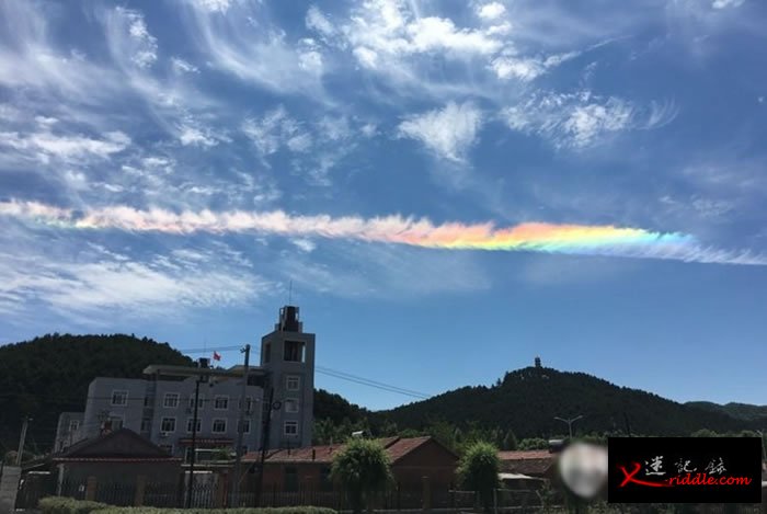 这种天文现象的学名叫“环地平弧”。