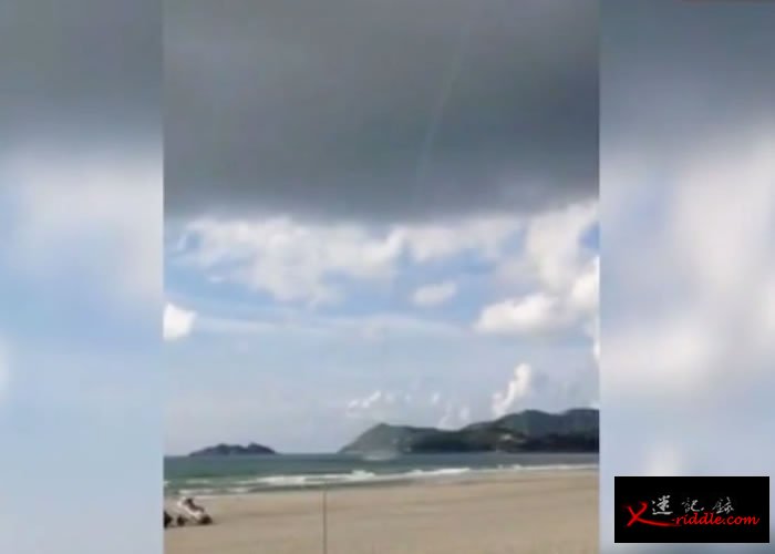 当时乌云中有一条“长须”出现，将天空及海面连接，并形成龙卷风。